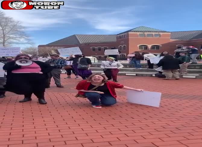Video :Hysterical demonstrators make their voices heard at a rally against juvenile sex change